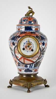 un grand vase surmonté d'une horloge
