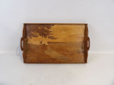 une image représentant un plateau en bois orné d'une peinture