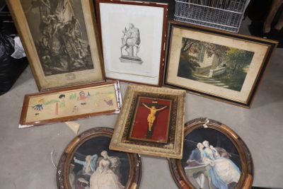 lot de sept estampes : une gravure XIXème descente de croix,… - Photo 1