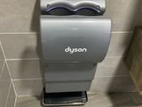 un distributeur de papier toilette dans un coin des toilettes