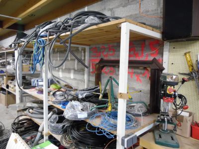 un tas de fils posés sur une étagère dans un garage