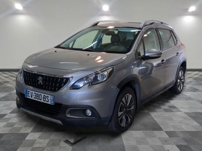 la voiture argentée est garée dans le garage sur un sol en damier