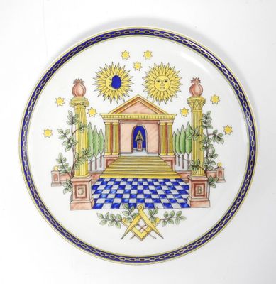 une image représentant une assiette décorative sur laquelle figure un symbole maçonnique