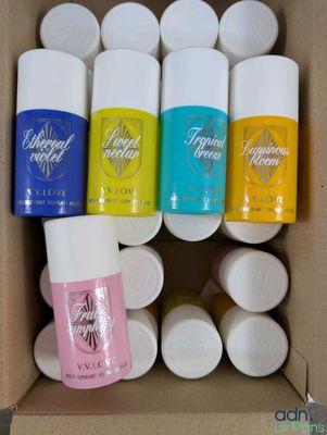 un gros plan sur une boîte en carton remplie de vernis à ongles de différentes couleurs