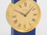 une horloge bleue avec des chiffres romains
