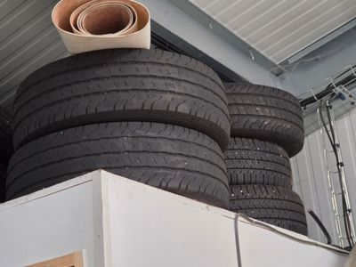 des pneus empilés les uns sur les autres dans un garage
