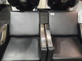 deux bols noirs posés sur une chaise noire dans un salon