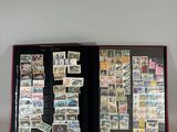 un livre ouvert avec des timbres, posé sur une table