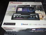 La boîte est ouverte et prête à être utilisée pour le nouvel autoradio.