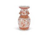 un vase posé sur une surface blanche