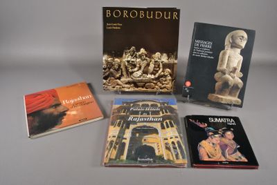 plusieurs livres sont posés sur une table devant un fond gris