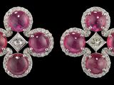 une photo d'une paire de boucles d'oreilles en rubis et diamants