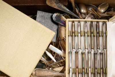 une boîte remplie de cuillères en argent et contenant des cuillères