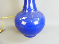 Vase en céramique bleue marine monté en lampe, de forme balu… (photo 4)