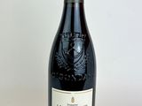 une bouteille de vin posée sur une table