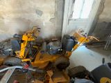 une petite machine jaune qui se trouve dans une pièce