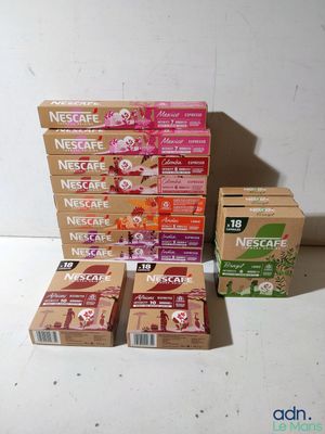 de nombreuses boîtes de Nesfe alignées les unes à côté des autres sur une table