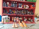 une table sur laquelle il y a un peu de peinture et une paire de chaussures posée dessus