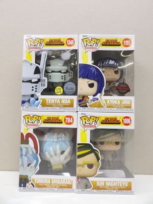 deux figurines Funko Pop en vinyle représentant deux personnages différents, l'un armé d'un pistolet et l'autre armé d'un pistolet