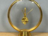une horloge posée sur une table en bois