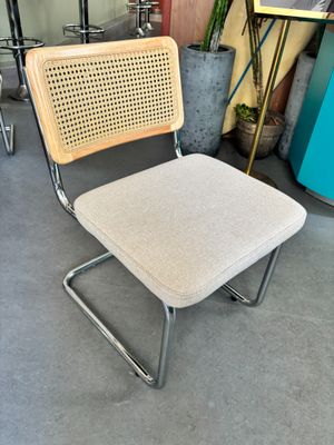 une chaise qui se trouve au milieu d'une pièce