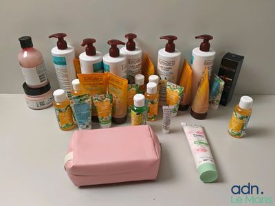 de nombreux types de produits de soins de la peau disposés sur une table