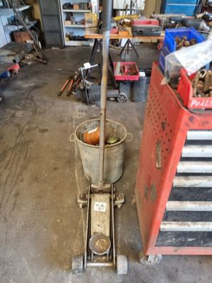une image d'un homme travaillant sur une machine dans un garage