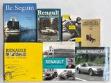 plusieurs livres posés sur une table blanche, avec une voiture et une moto
