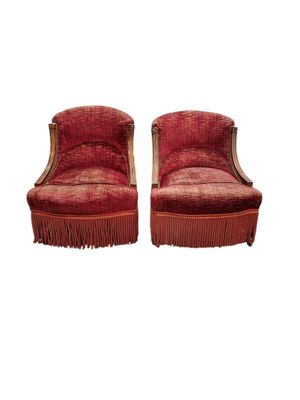 paire de fauteuils rembourrés rouges à franges