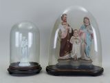 deux figurines représentant Jésus et Marie sous un dôme en verre