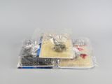 un sac en plastique contenant divers objets, posé sur une table