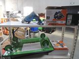 une table sur laquelle se trouvent une perceuse et une boîte à outils