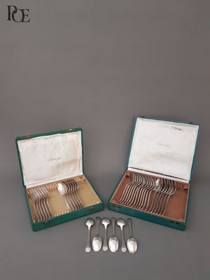 une paire de cuillères et de fourchettes plaquées argent dans une boîte verte