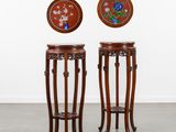 paire de tabourets chinois anciens en bois ornés de motifs floraux