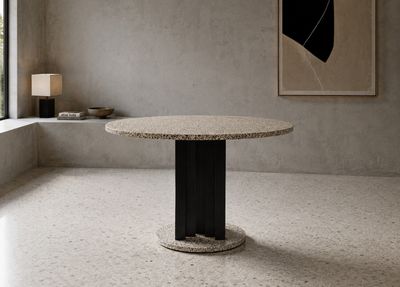 une table en marbre au milieu d'une pièce dotée d'une grande fenêtre