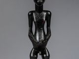 l'image d'une statue de femme avec un chapeau sur la tête