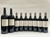 six bouteilles de vin sont alignées sur une table