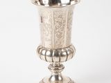 une coupe en argent posée sur une table