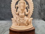 une image représentant une statue d'éléphant posée sur un socle en bois