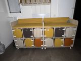 une commode jaune et marron surmontée d'un miroir