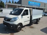 un camion blanc garé devant un bâtiment