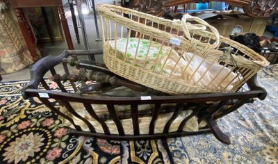un panier posé sur un fauteuil à bascule, avec un chat à l'intérieur