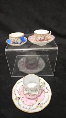 trois tasses et soucoupes posées sur une assiette