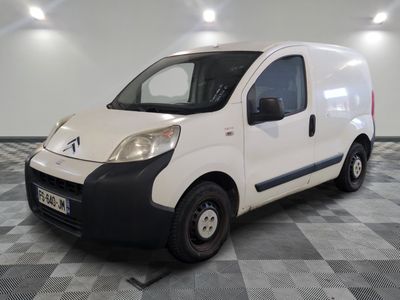 la photo d'une petite camionnette blanche garée dans une pièce