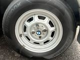 un camion blanc avec un pneu crevé, garé sur le bord de la route