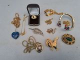 beaucoup de bijoux posés sur la table