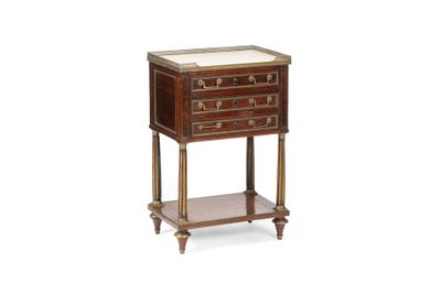 une image représentant une petite table en bois avec des tiroirs et une étagère