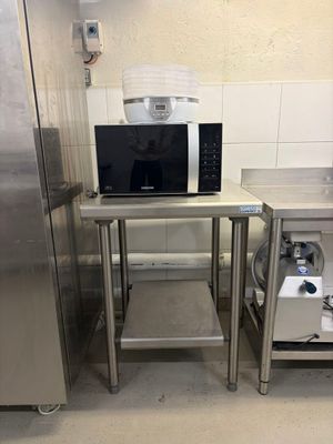 un micro-ondes et un four à micro-ondes dans une petite cuisine