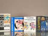 de nombreux livres exposés sur une table