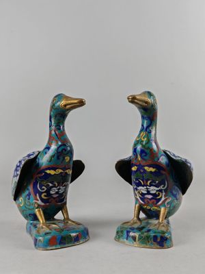 paire de canards en porcelaine chinoise à cloisonné, XXe siècle